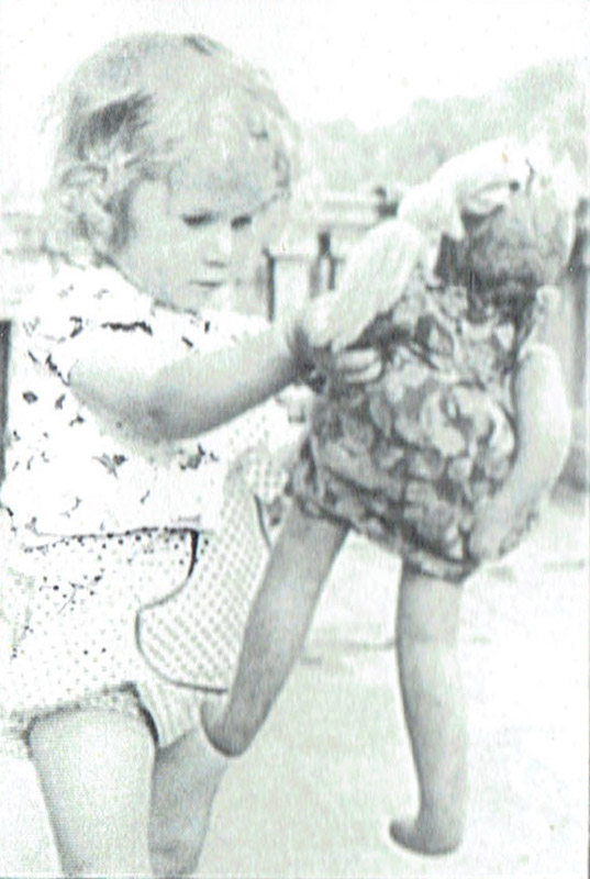 Kinderen de Haas Deborah met pop